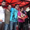  �NL� T�YATRO OYUNCULARI, ESK� OKULLARINI Z�YARET ETT�, ESK� G�NLER� T�'YE ALDI