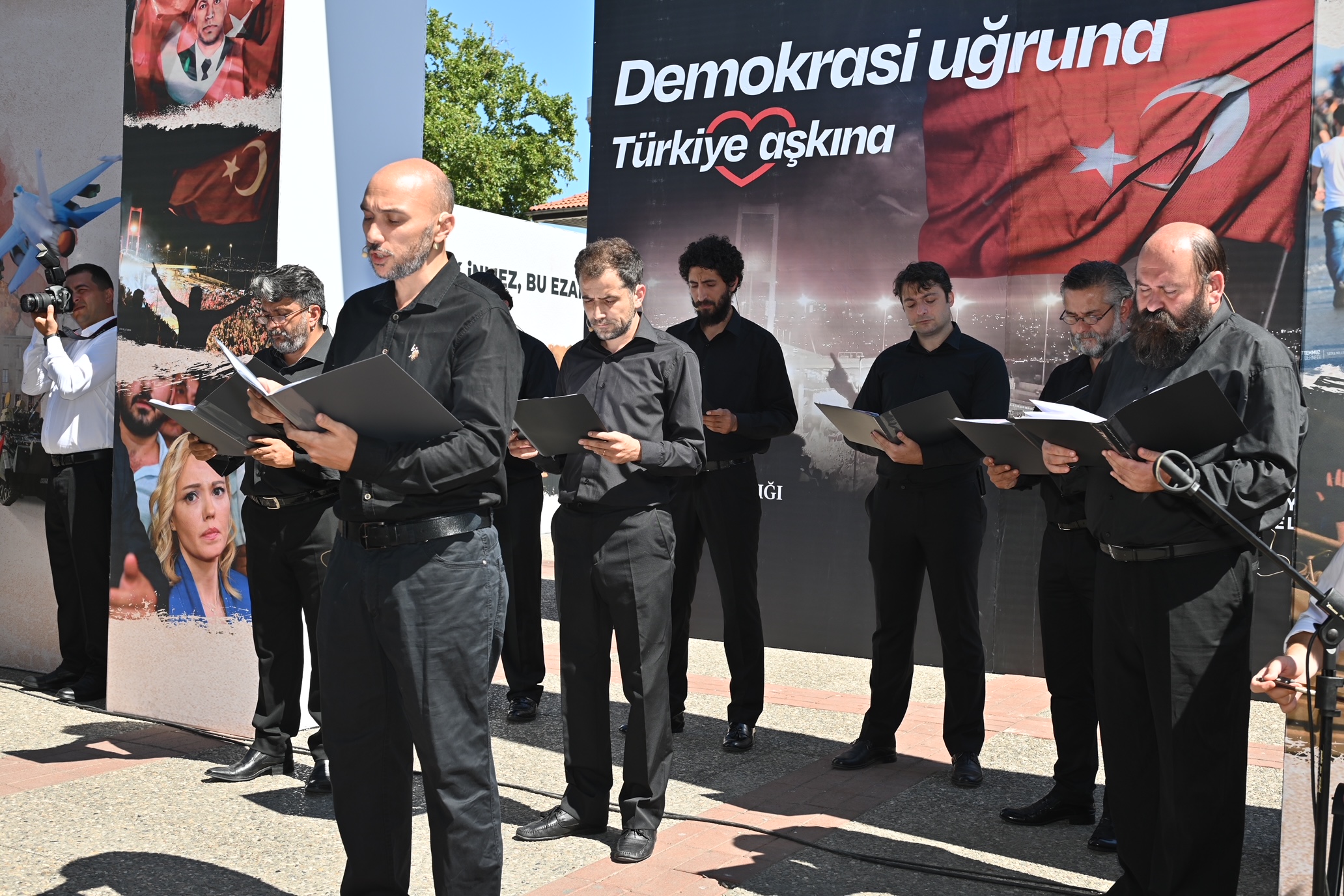 Şehitlikte duygusal anma