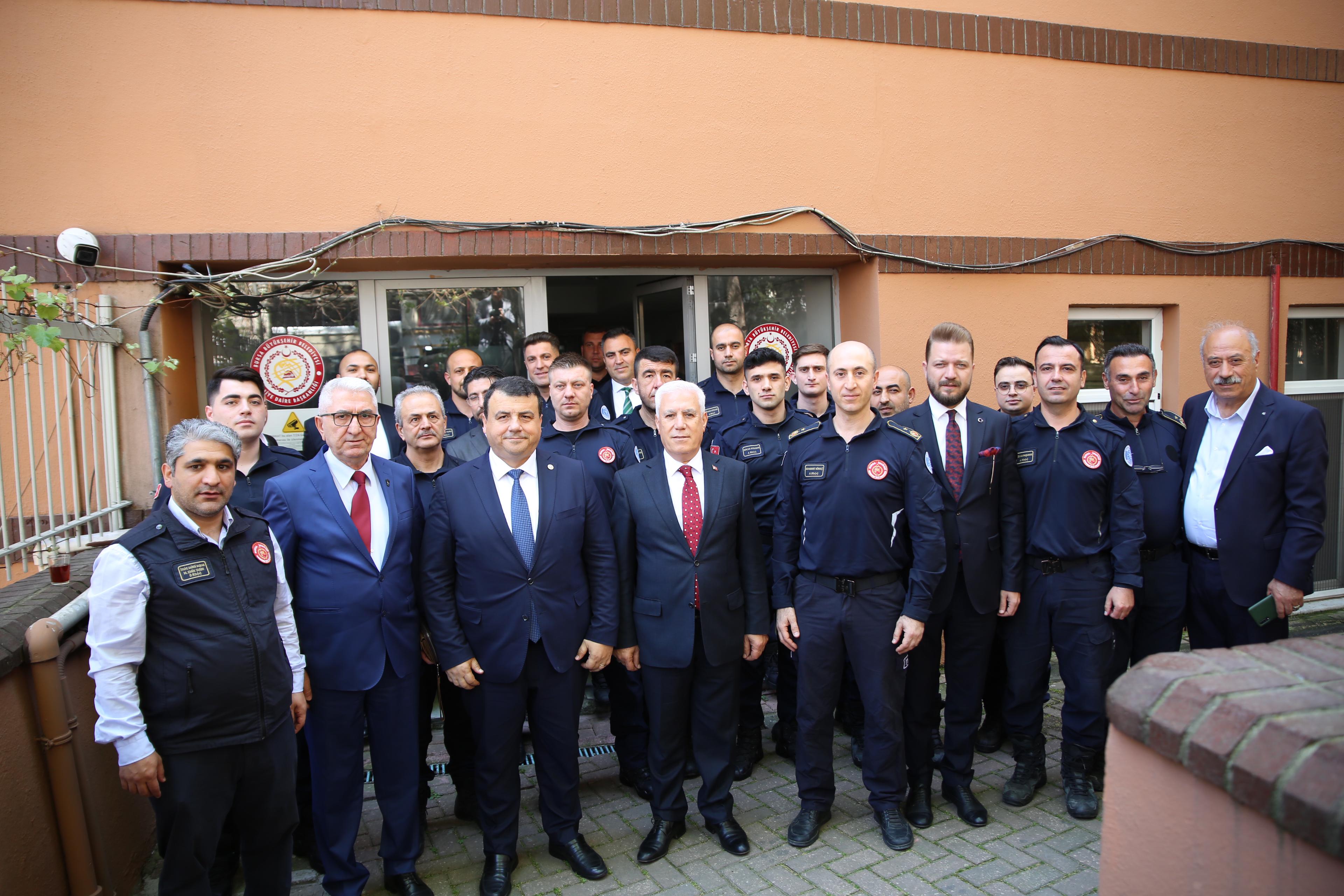  Başkan Bozbey'den Büyükşehir çalışanlarına bayram ziyareti 