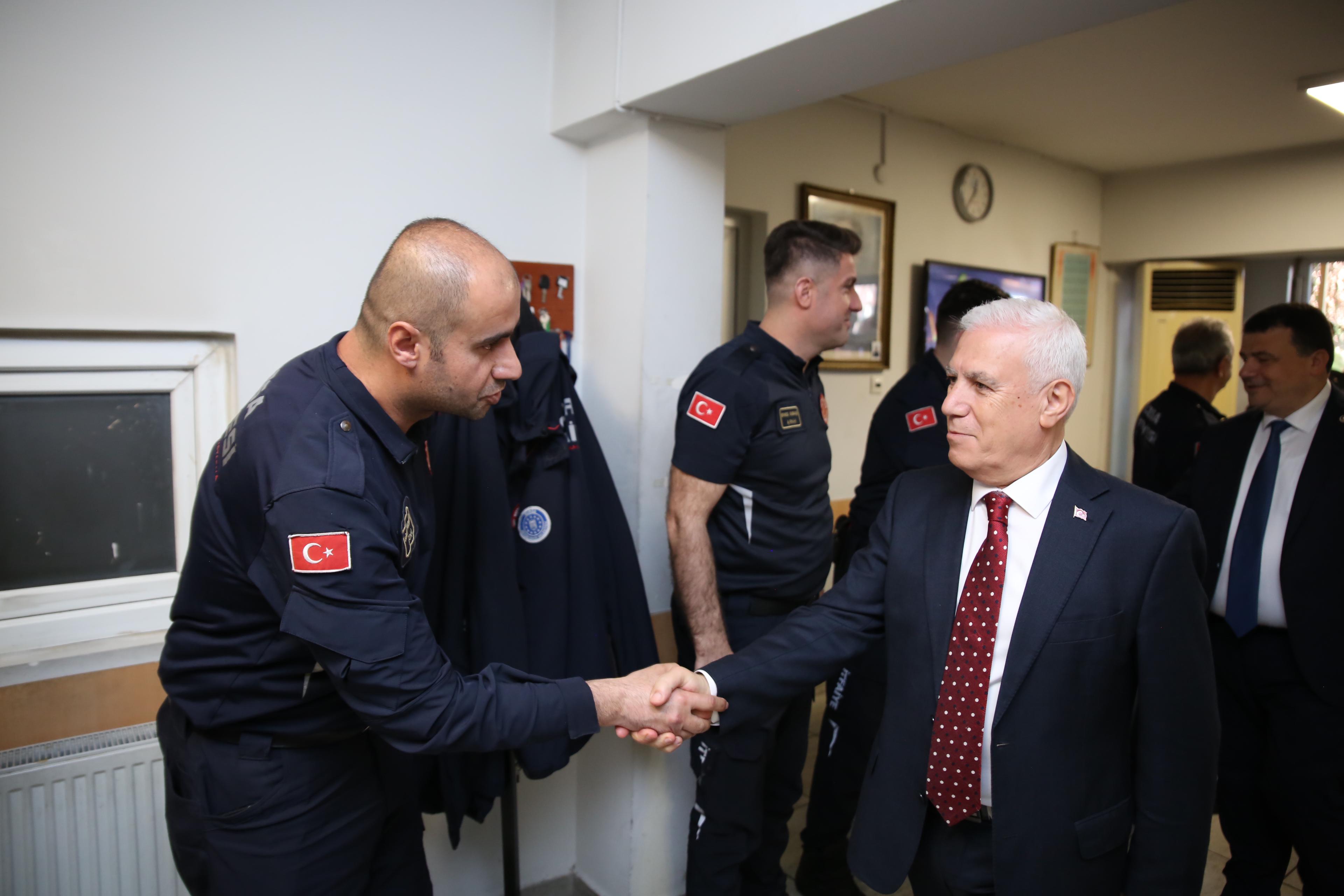  Başkan Bozbey'den Büyükşehir çalışanlarına bayram ziyareti 