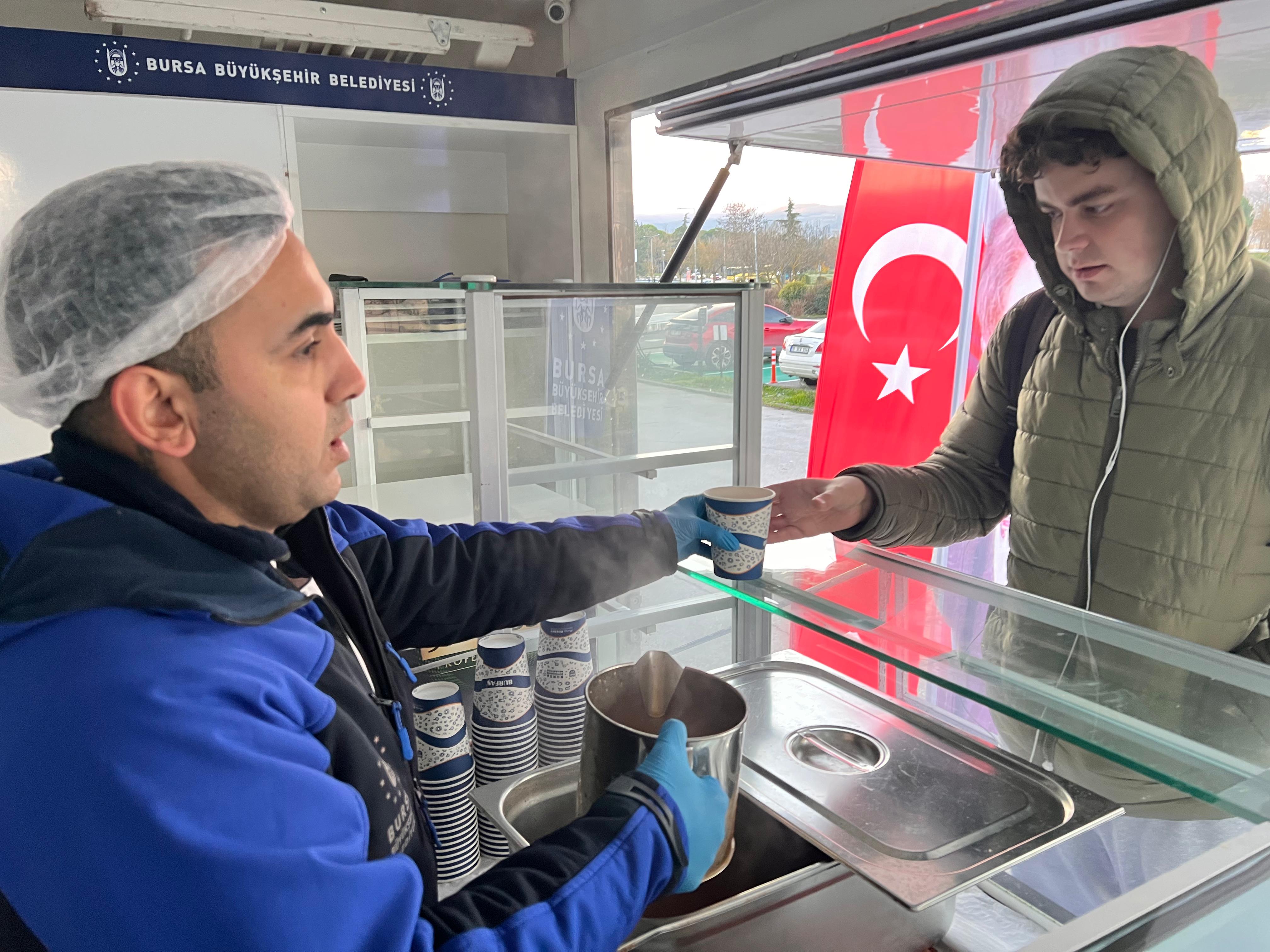 Büyükşehirden öğrencilere sıcak çorba