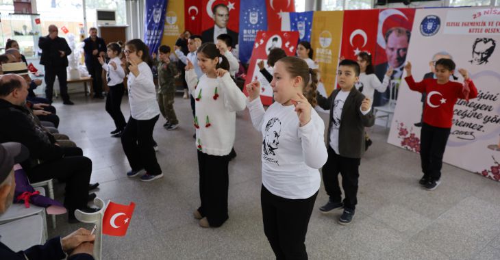 Miniklerden iç ısıtan 23 Nisan kutlaması