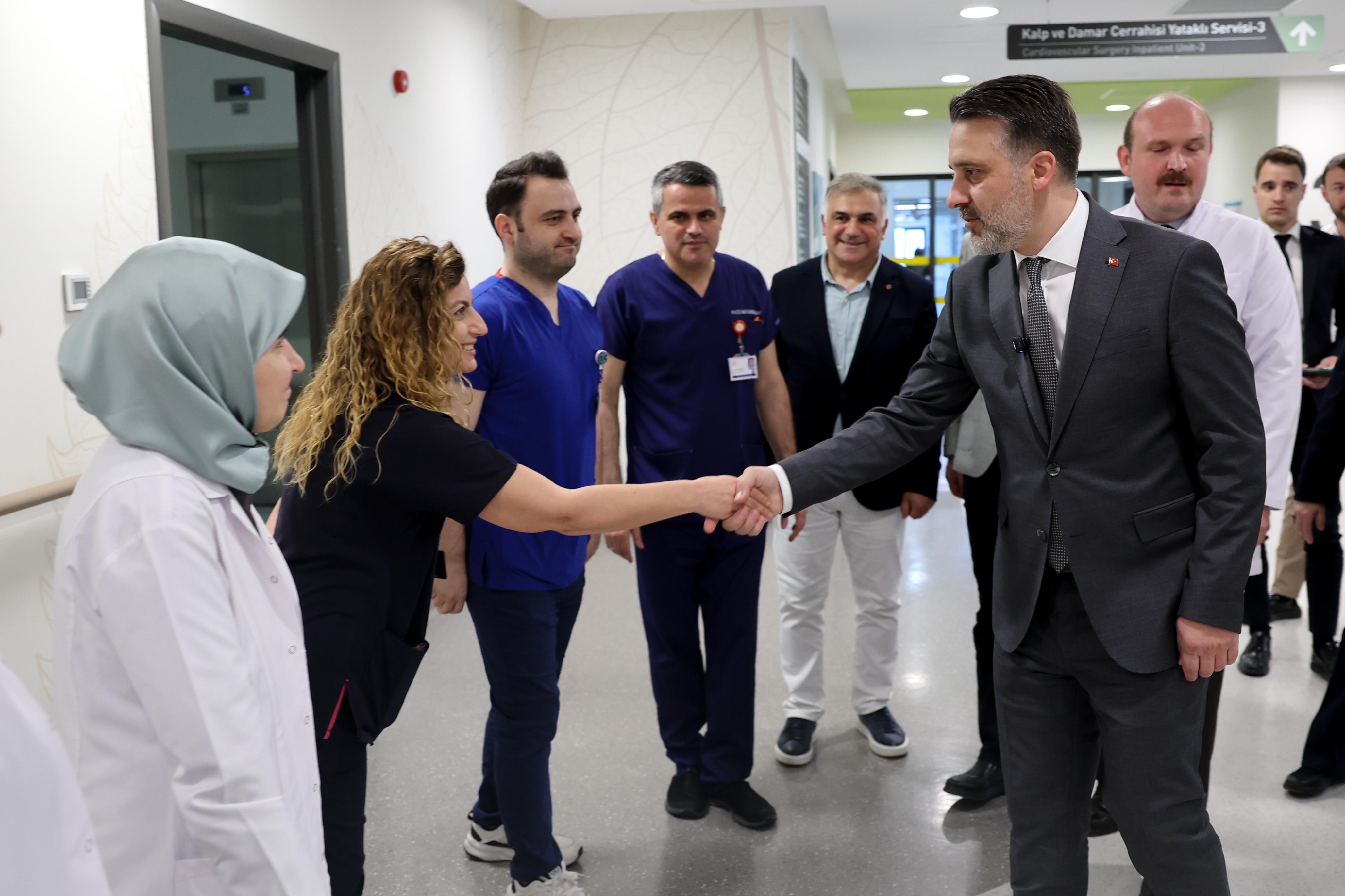 Hemşireler Günü'nde sağlık emekçilerine anlamlı ziyaret 