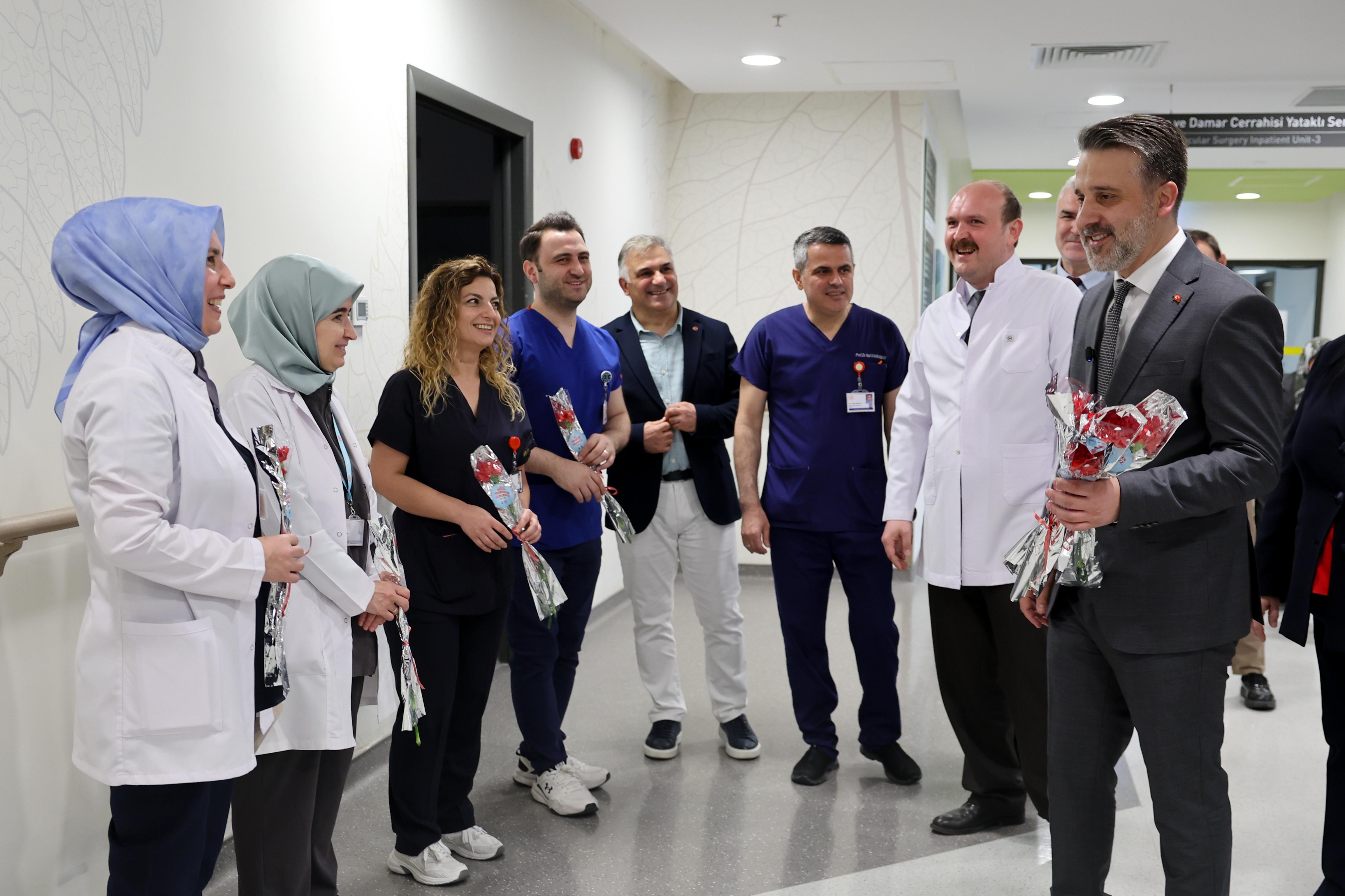 Hemşireler Günü'nde sağlık emekçilerine anlamlı ziyaret 