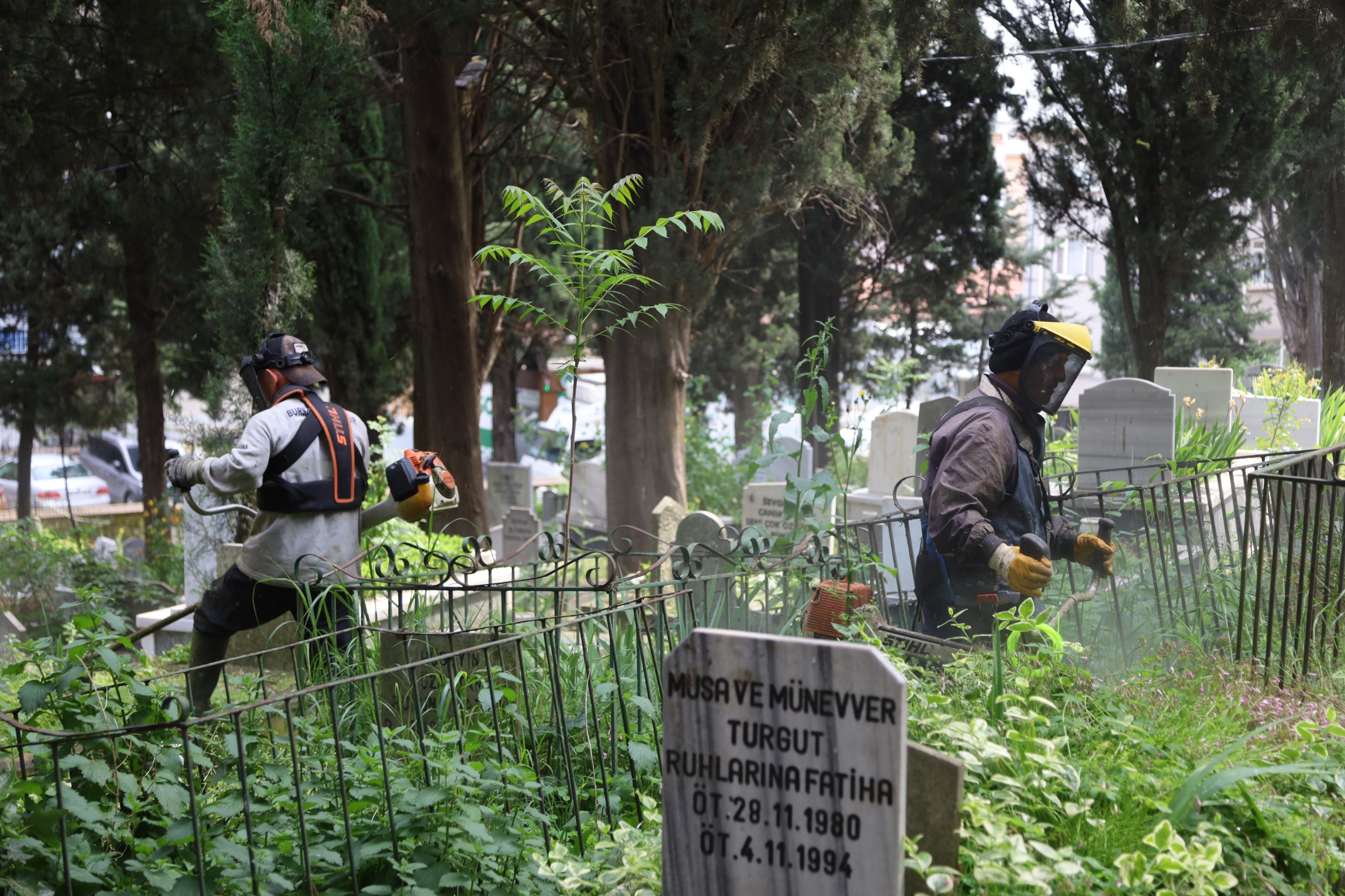 Bursa’da mezarlıklar bayrama hazır