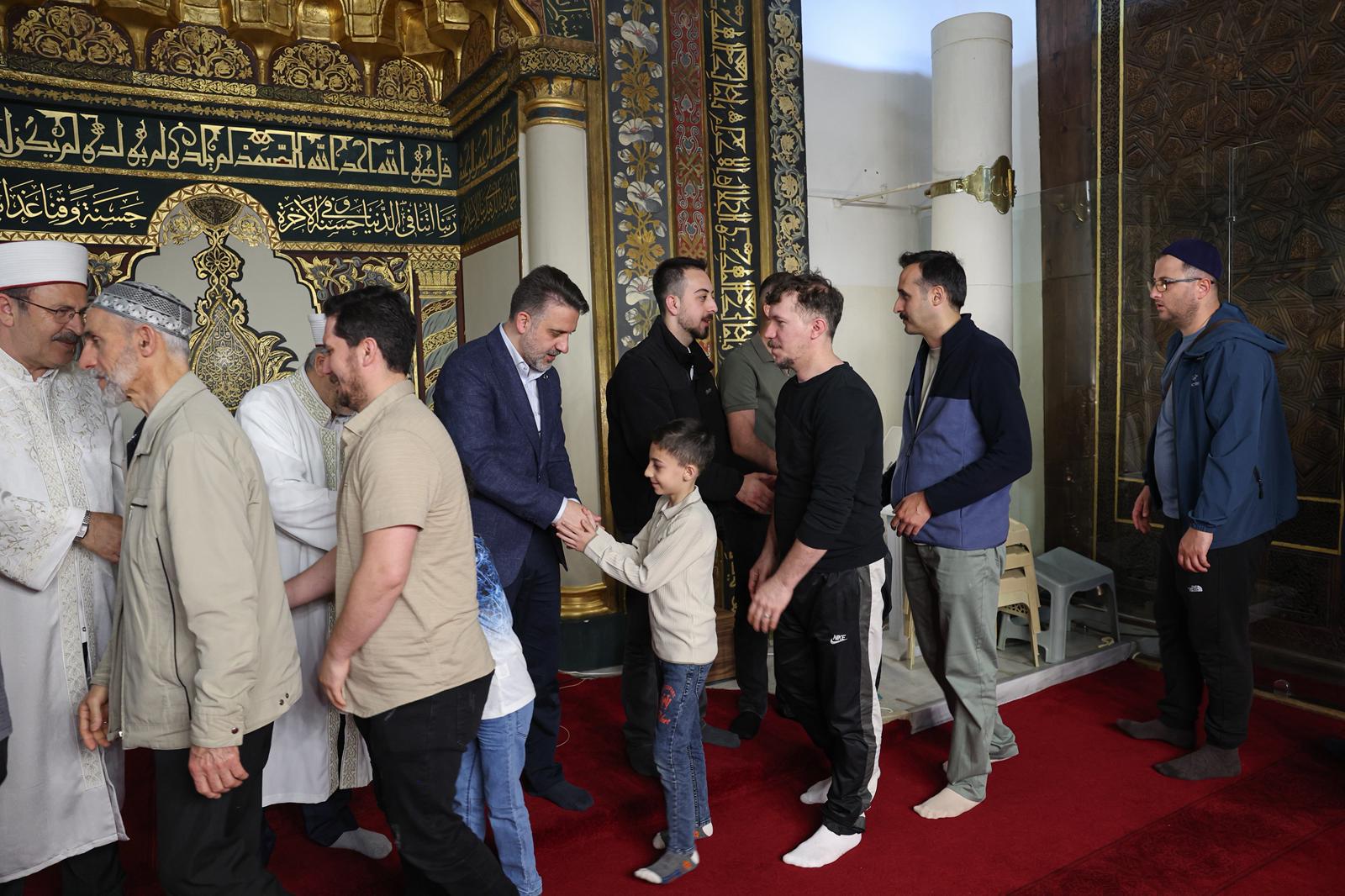 Başkan Vekili Şahin Biba, bayram sabahı öğrencilerle buluştu  