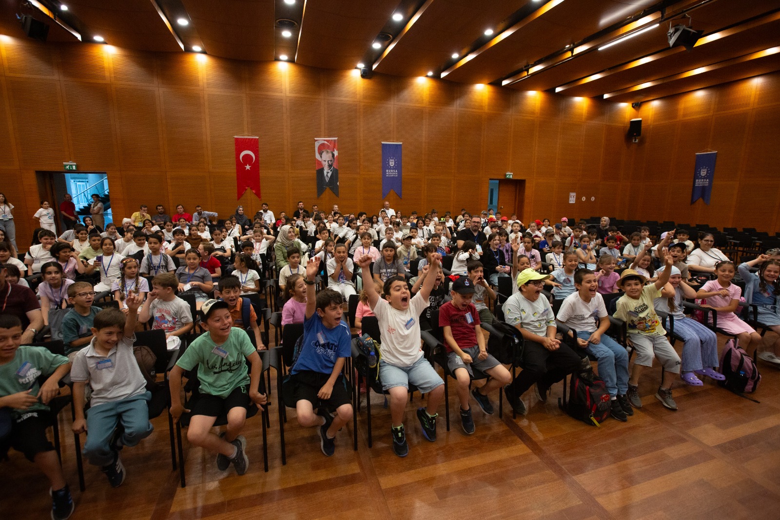 Çocuklar eskimeyen oyunlarla doyasıya eğlendiler