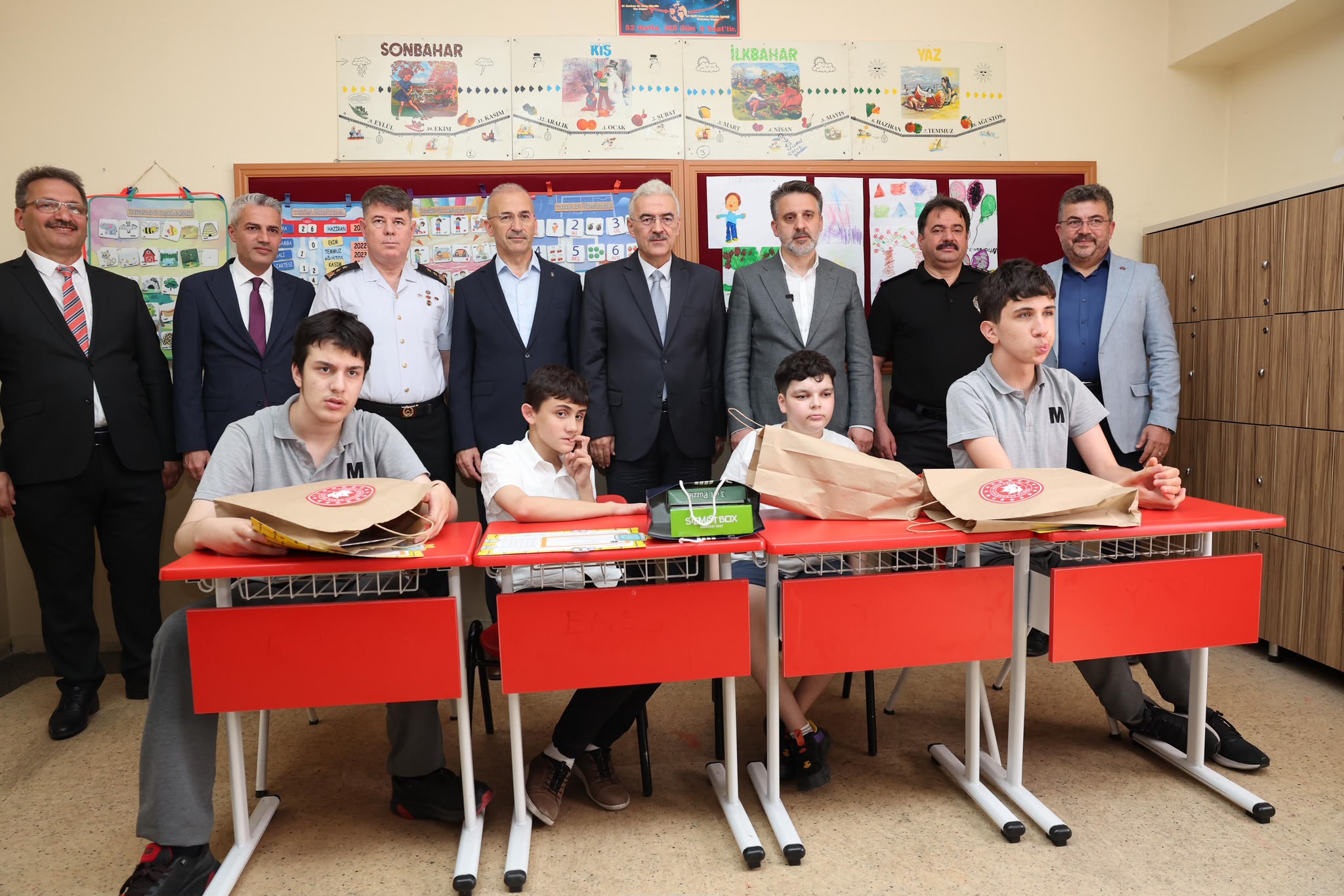 Başkan Vekili Biba, öğrencilerin karne heyecanına ortak oldu 