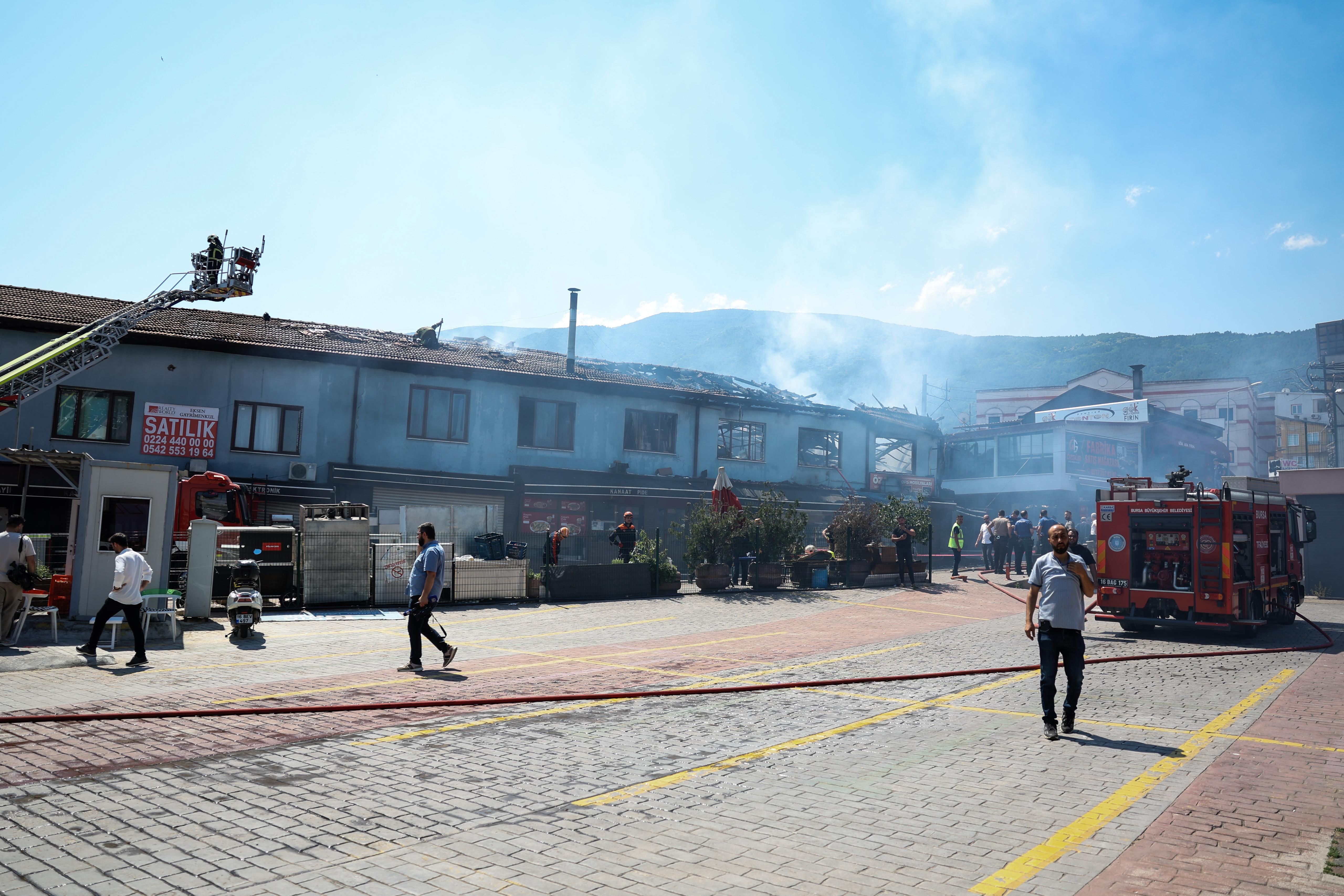 Büyükşehir'den Kayhan'daki yangına hızlı müdahale 
