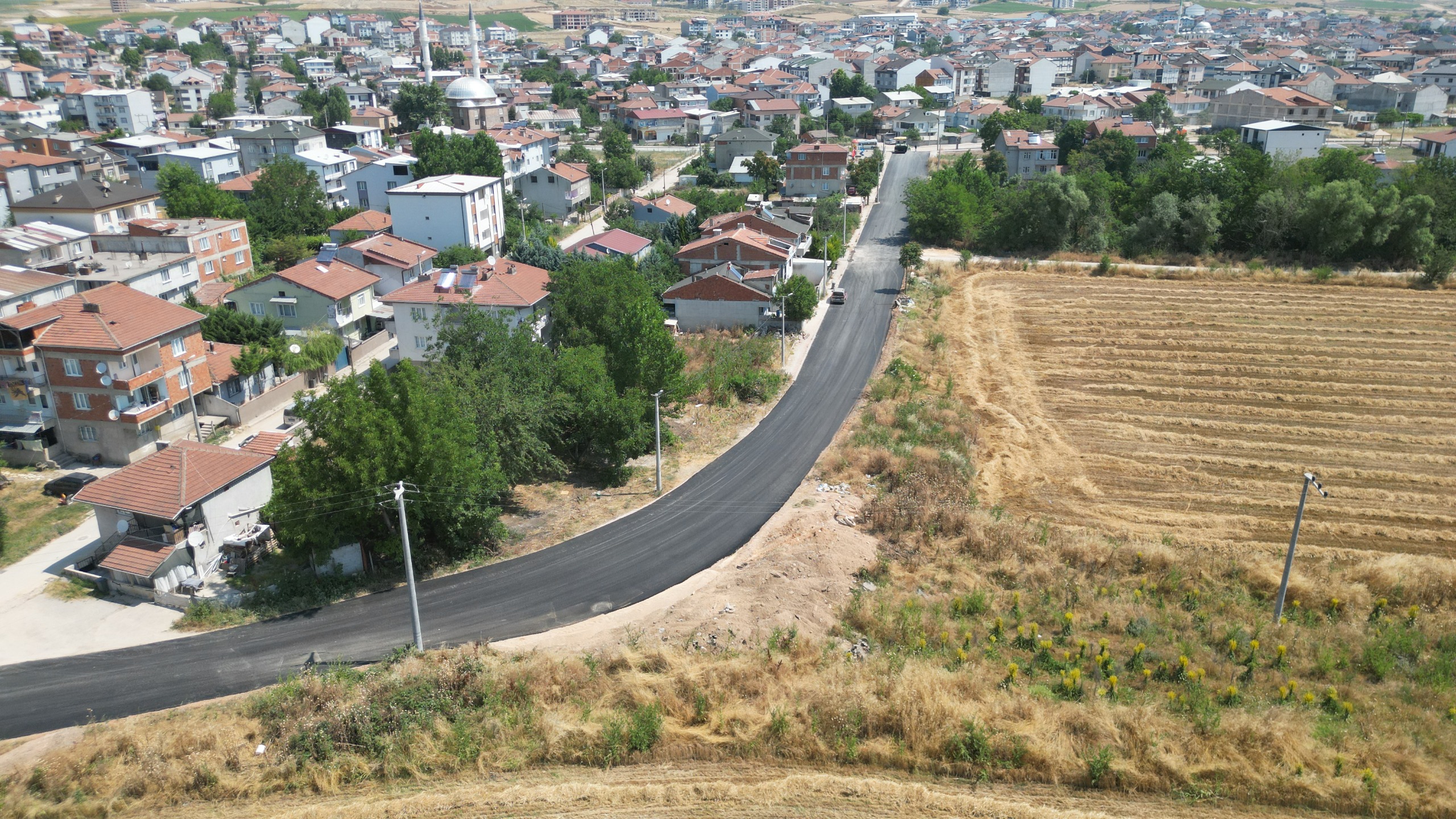İnegöl Huzur Mahallesi'nde Zambak Caddesi Asfaltla Yenileniyor