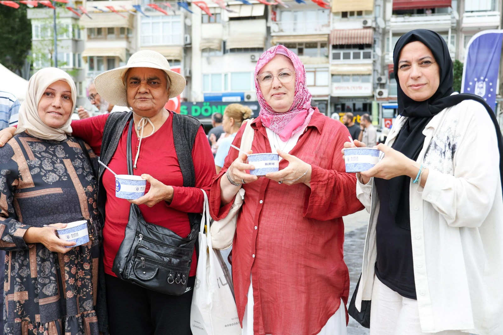 Gemlik'te Muharrem Ayı Aşure İkramı Şahin Biba ve Mustafa Varank'tan 11 Gemlik'te Muharrem Ayı Aşure İkramı Şahin Biba ve Mustafa Varank'tan