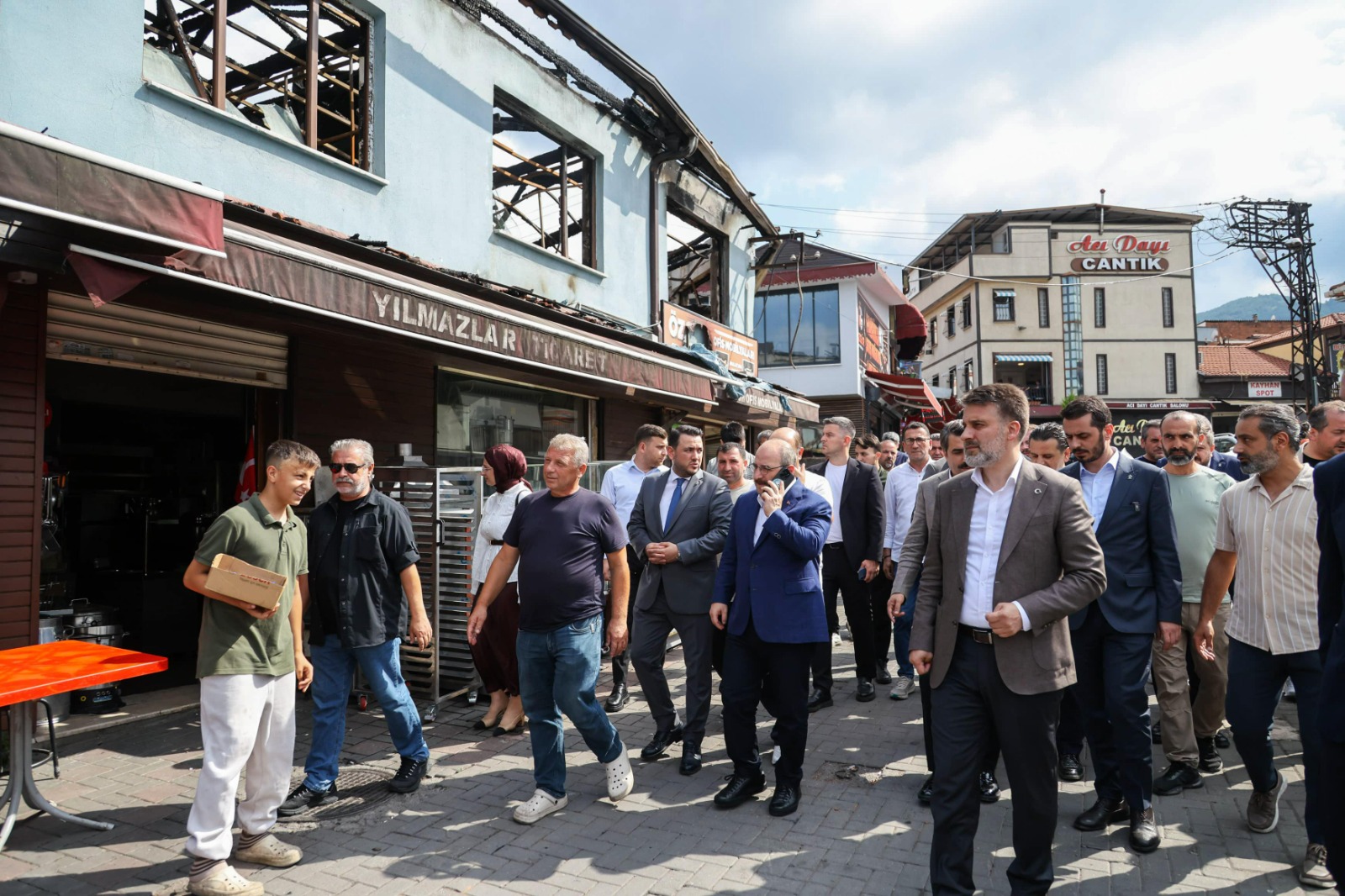 Kayhan Çarşısı'ndaki Yangın Sonrası Esnafın Yanında 4 Kayhan Çarşısı'ndaki Yangın Sonrası Esnafın Yanında