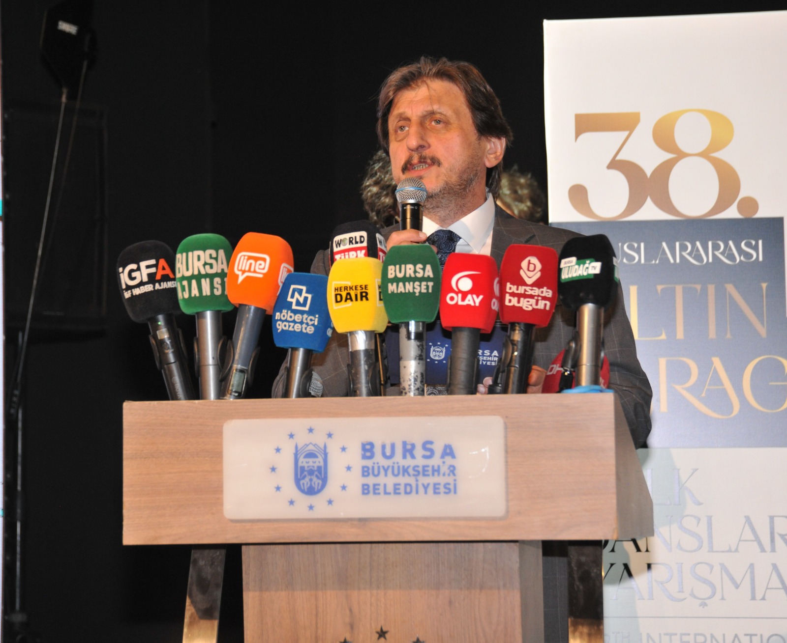 38. Uluslararası Altın Karagöz Halk Dansları Yarışması Bursa’da Başladı 15 38. Uluslararası Altın Karagöz Halk Dansları Yarışması Bursa’da Başladı