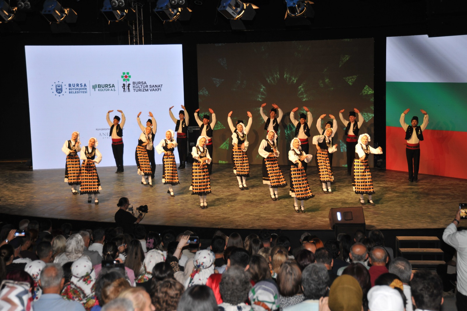 38. Uluslararası Altın Karagöz Halk Dansları Yarışması Bursa’da Başladı 9 38. Uluslararası Altın Karagöz Halk Dansları Yarışması Bursa’da Başladı