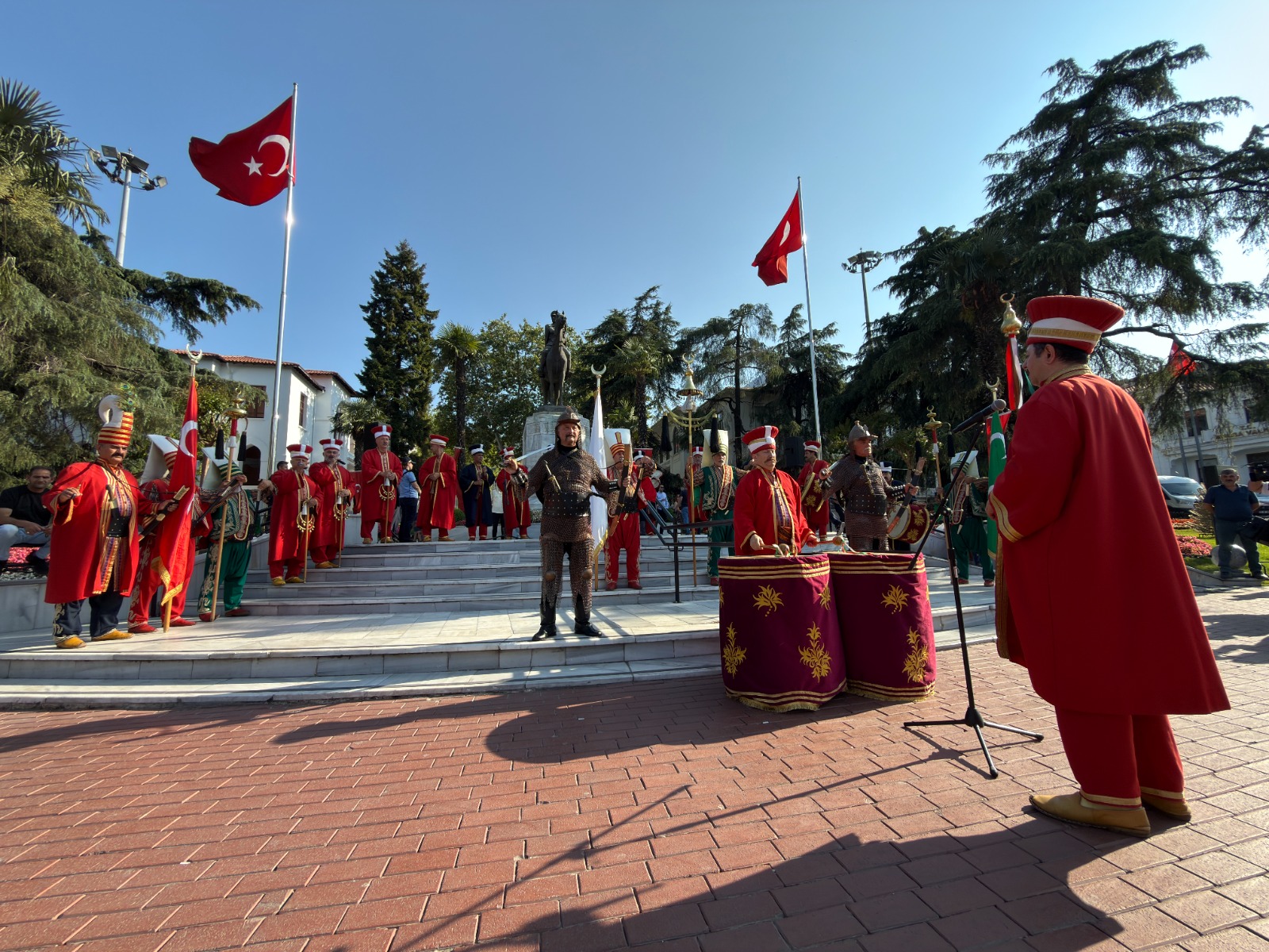 38. Uluslararası Altın Karagöz Halk Dansları Yarışması Bursa’da Başladı 11 38. Uluslararası Altın Karagöz Halk Dansları Yarışması Bursa’da Başladı
