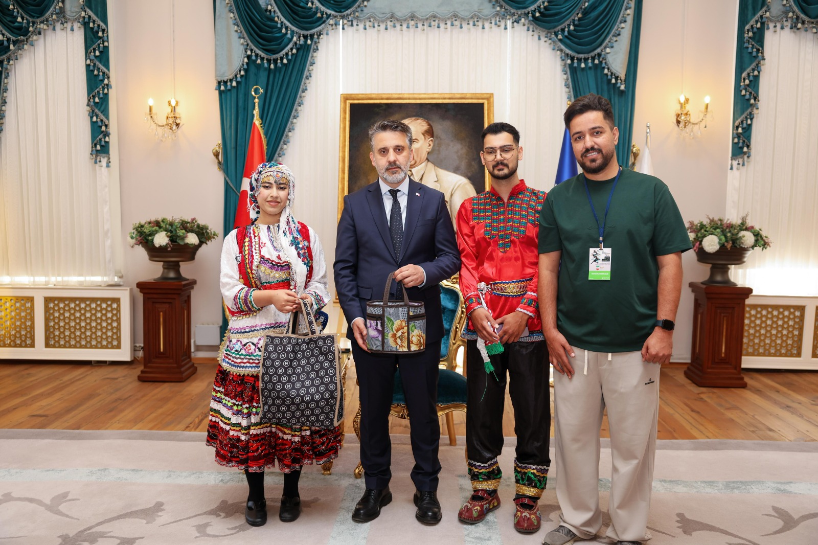 Başkan Vekili Şahin Biba, Altın Karagöz Halk Dansları Yarışması Ekiplerini Ağırladı