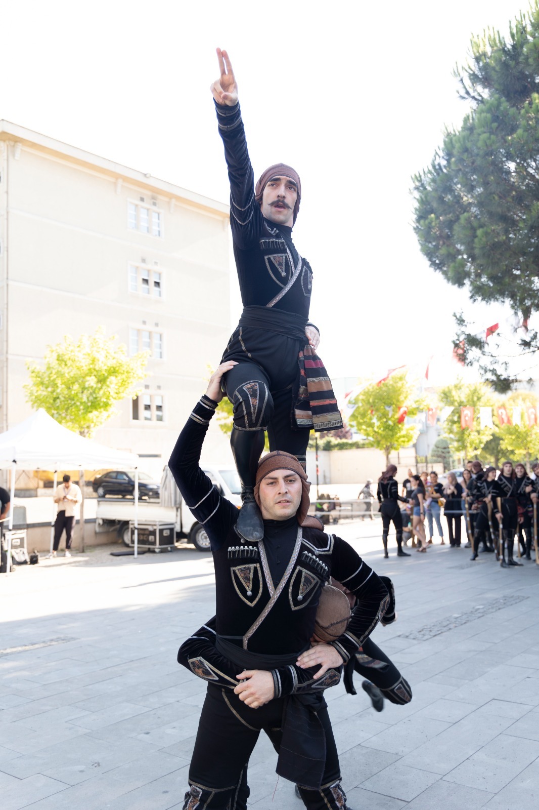 38. Altın Karagöz Halk Dansları Yarışması Bursa'yı Renklerle Doldurdu 13 38. Altın Karagöz Halk Dansları Yarışması Bursa'yı Renklerle Doldurdu