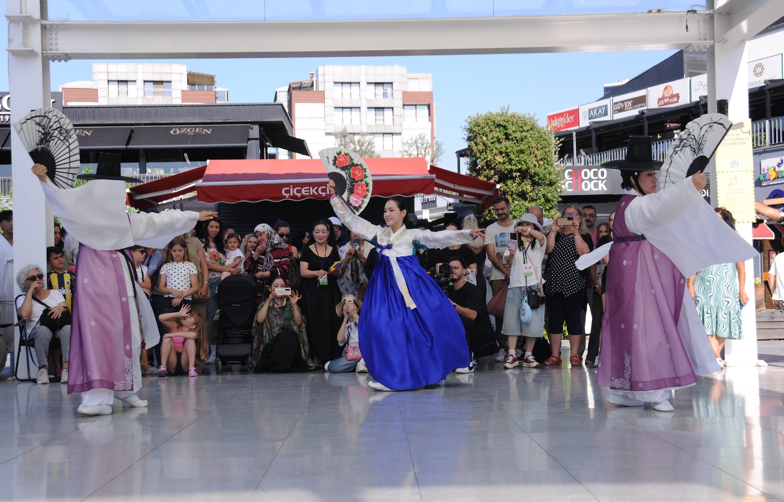38. Altın Karagöz Halk Dansları Yarışması Bursa'yı Renklerle Doldurdu 15 38. Altın Karagöz Halk Dansları Yarışması Bursa'yı Renklerle Doldurdu