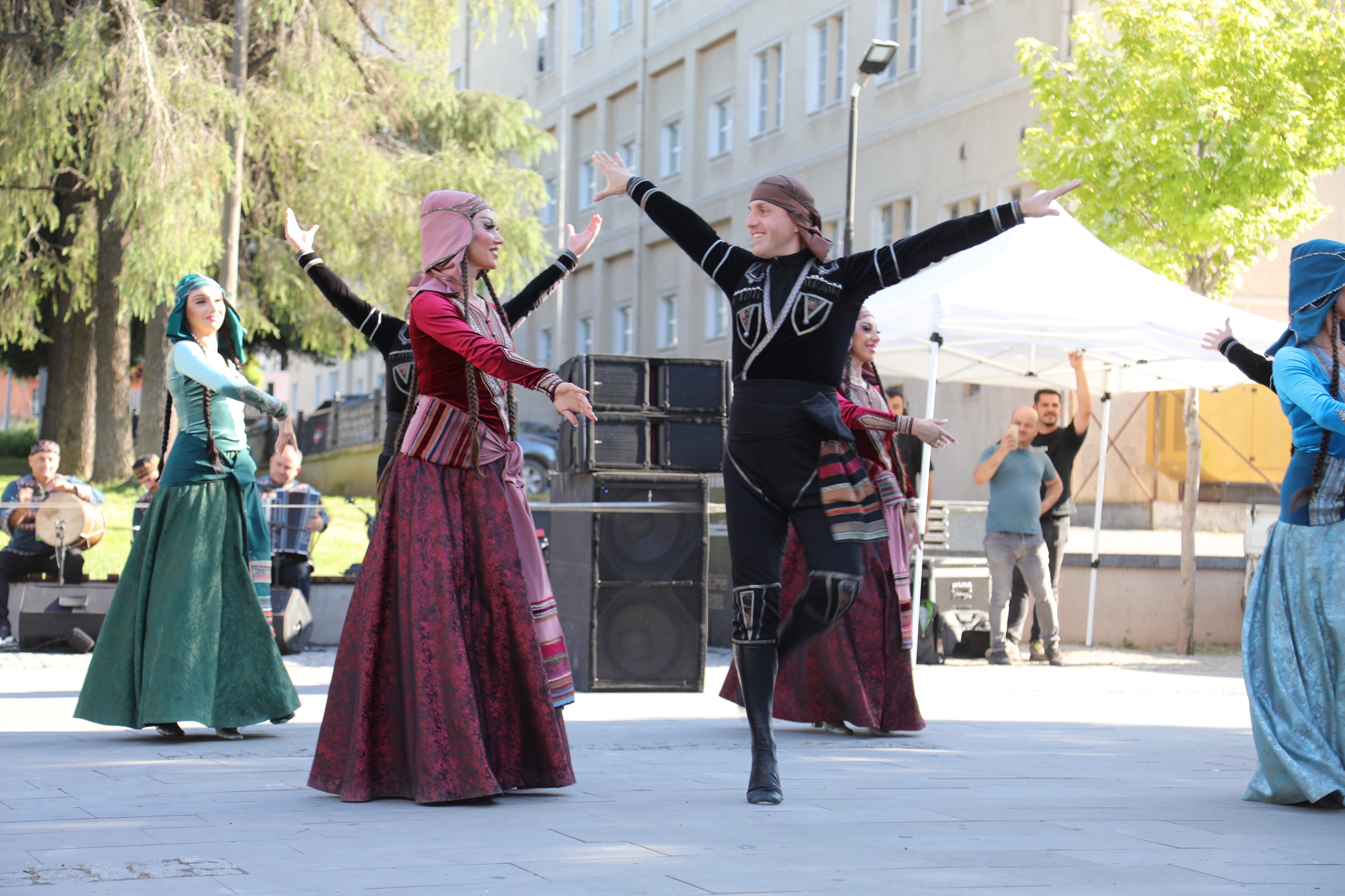 38. Altın Karagöz Halk Dansları Yarışması Bursa'yı Renklerle Doldurdu 6 38. Altın Karagöz Halk Dansları Yarışması Bursa'yı Renklerle Doldurdu