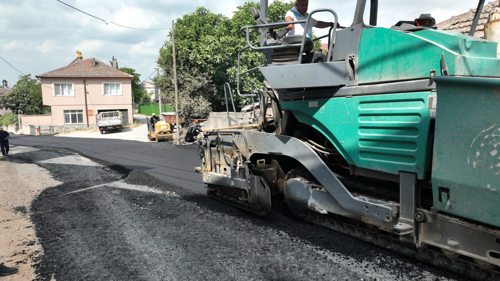 Karacabey Yenikaraağaç Mahallesi’nde Yollar Genişletilip Yenileniyor 4 Karacabey Yenikaraağaç Mahallesi’nde Yollar Genişletilip Yenileniyor