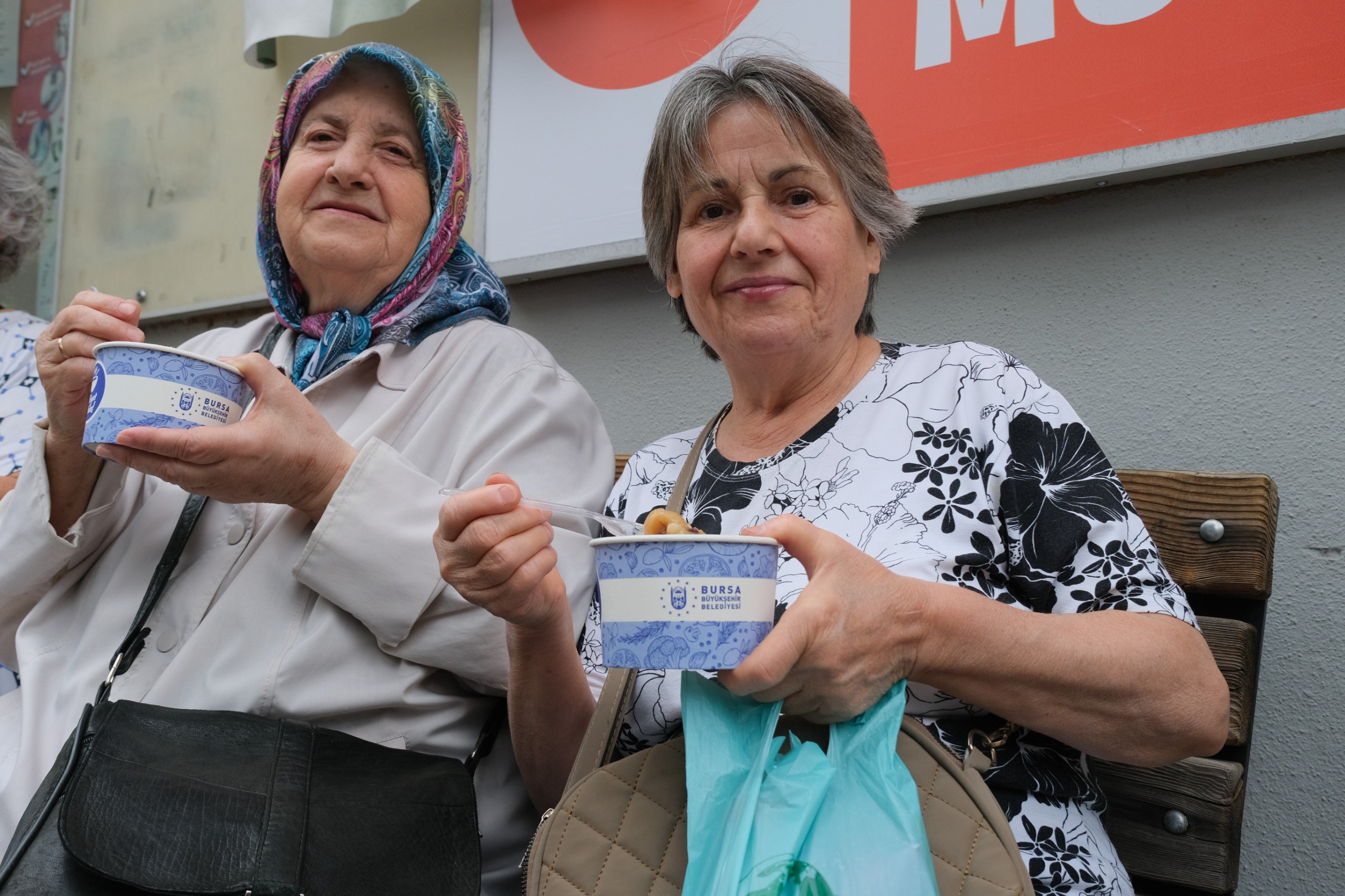 Bursa’da Aşure İkramları Şehrin Dört Bir Yanında Devam Ediyor 6 Bursa’da Aşure İkramları Şehrin Dört Bir Yanında Devam Ediyor