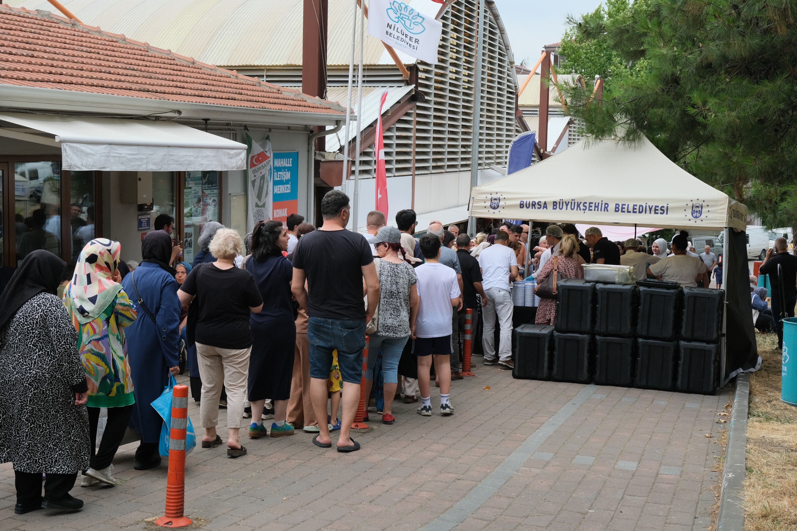 Bursa’da Aşure İkramları Şehrin Dört Bir Yanında Devam Ediyor 10 Bursa’da Aşure İkramları Şehrin Dört Bir Yanında Devam Ediyor