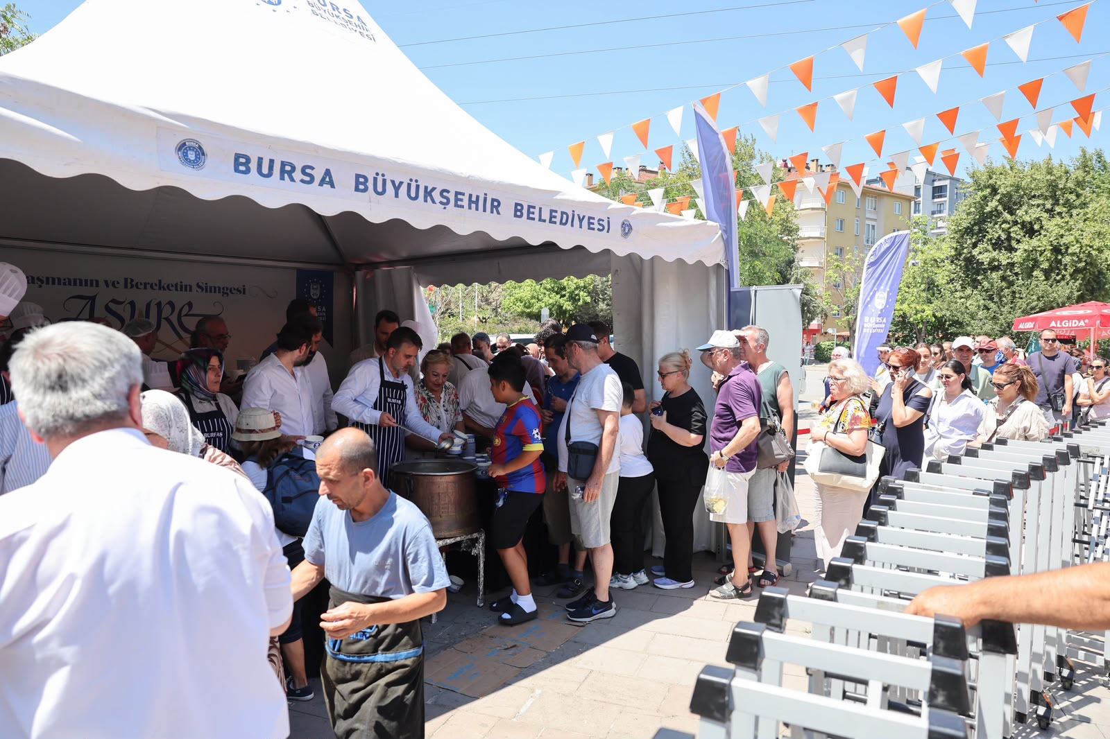 Başkan Vekili Şahin Biba Nilüfer’de Aşure Dağıttı 4 Başkan Vekili Şahin Biba Nilüfer’de Aşure Dağıttı