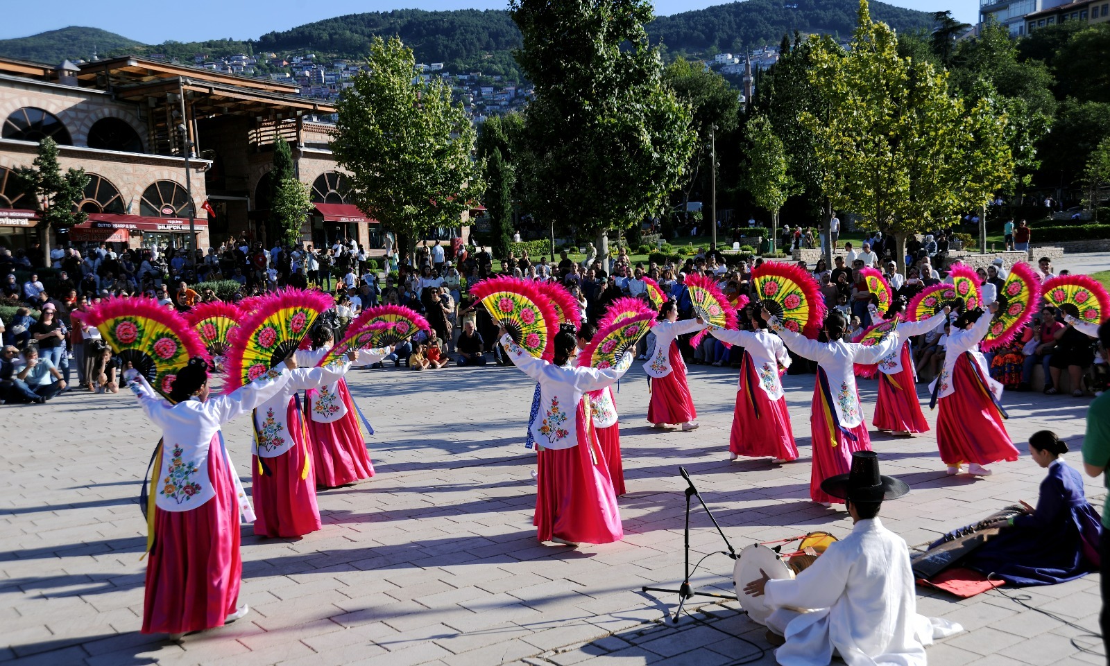 Tarihi Hanlar Bölgesi'nde Renkli Halk Dansları Gösterisi 4 Tarihi Hanlar Bölgesi'nde Renkli Halk Dansları Gösterisi