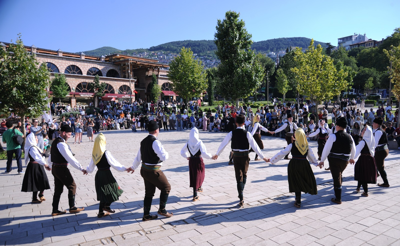 Tarihi Hanlar Bölgesi'nde Renkli Halk Dansları Gösterisi 8 Tarihi Hanlar Bölgesi'nde Renkli Halk Dansları Gösterisi