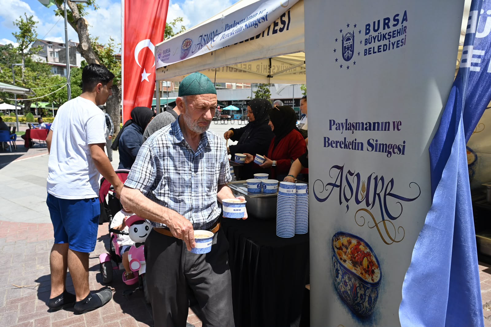Demirtaş Meydanı’nda Aşure İkramı Yoğun İlgi Gördü