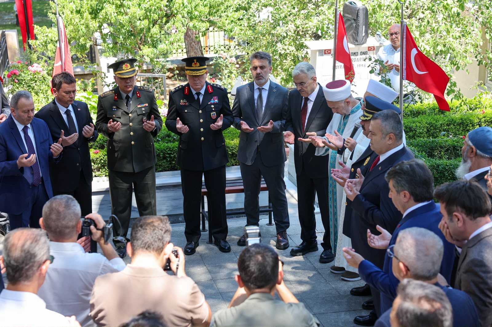 Bursa’da 15 Temmuz Anma Programı Şehitlik Ziyaretleriyle Başladı