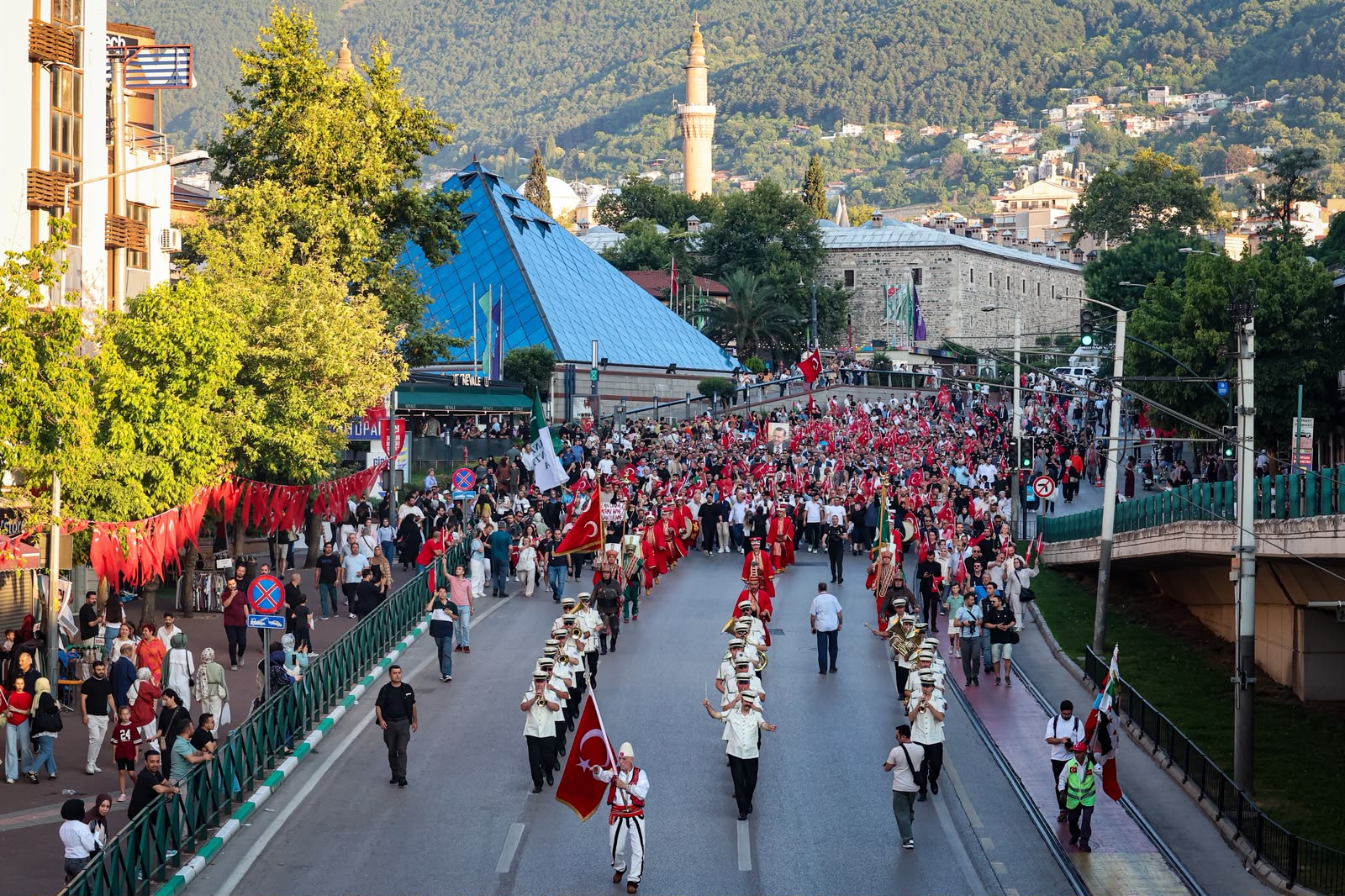 Bursa'da 15 Temmuz Demokrasi ve Milli Birlik Günü Coşkuyla Anıldı 5 Bursa'da 15 Temmuz Demokrasi ve Milli Birlik Günü Coşkuyla Anıldı
