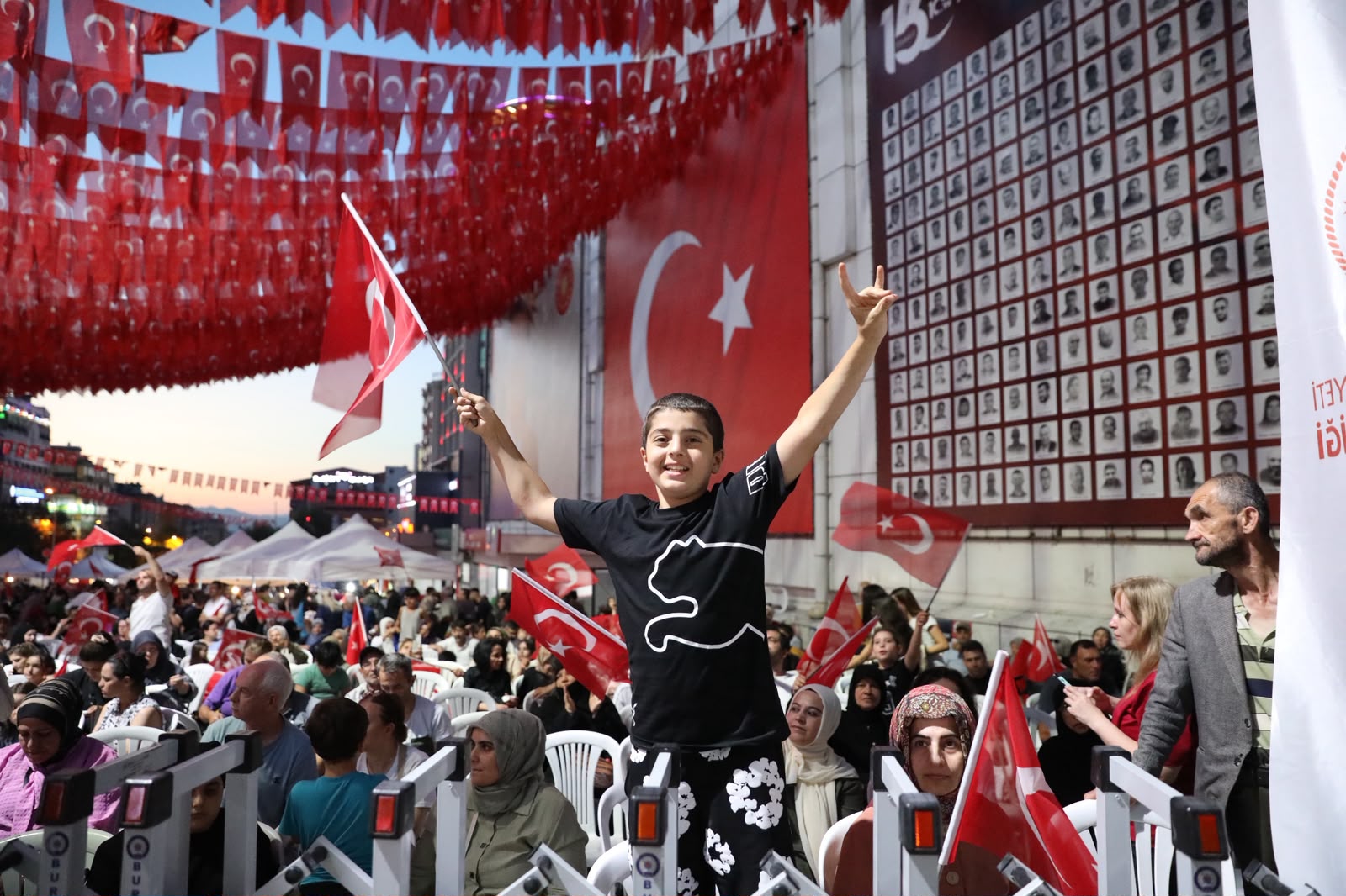 Bursa'da 15 Temmuz Demokrasi ve Milli Birlik Günü Coşkuyla Anıldı 7 Bursa'da 15 Temmuz Demokrasi ve Milli Birlik Günü Coşkuyla Anıldı