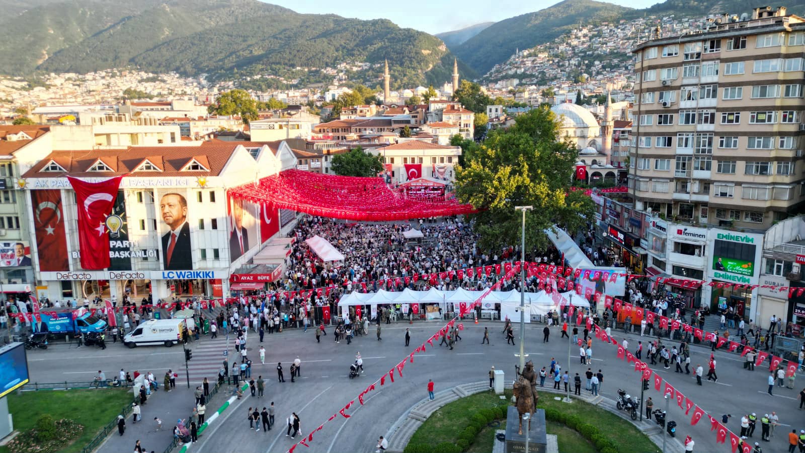 Bursa'da 15 Temmuz Demokrasi ve Milli Birlik Günü Coşkuyla Anıldı 11 Bursa'da 15 Temmuz Demokrasi ve Milli Birlik Günü Coşkuyla Anıldı