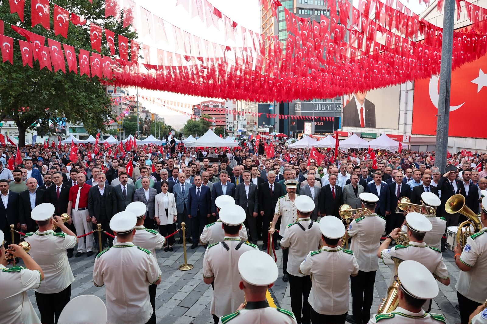 Bursa'da 15 Temmuz Demokrasi ve Milli Birlik Günü Coşkuyla Anıldı 12 Bursa'da 15 Temmuz Demokrasi ve Milli Birlik Günü Coşkuyla Anıldı