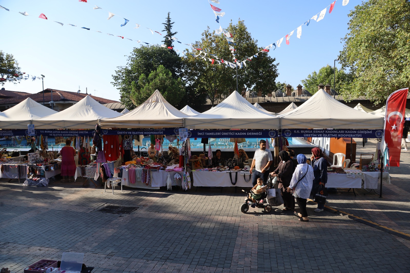 Bursa’da ‘Meydan Kadınların’ Pazarı Yoğun İlgi Görüyor 8 Bursa’da ‘Meydan Kadınların’ Pazarı Yoğun İlgi Görüyor