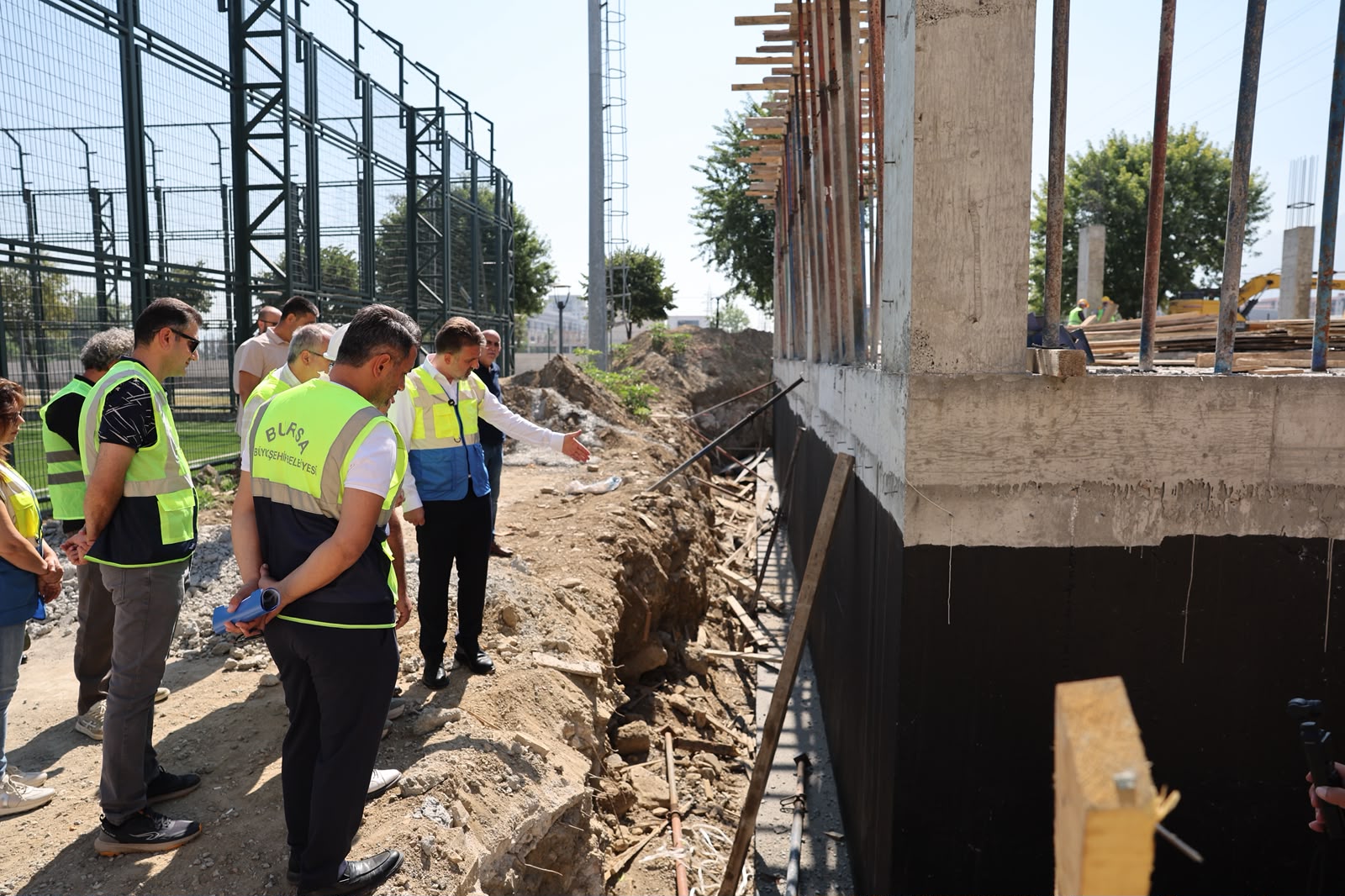 Başkan Vekili Şahin Biba, Şahin Başol Spor Kompleksi'ndeki Çalışmaları İnceledi 8 Başkan Vekili Şahin Biba, Şahin Başol Spor Kompleksi'ndeki Çalışmaları İnceledi