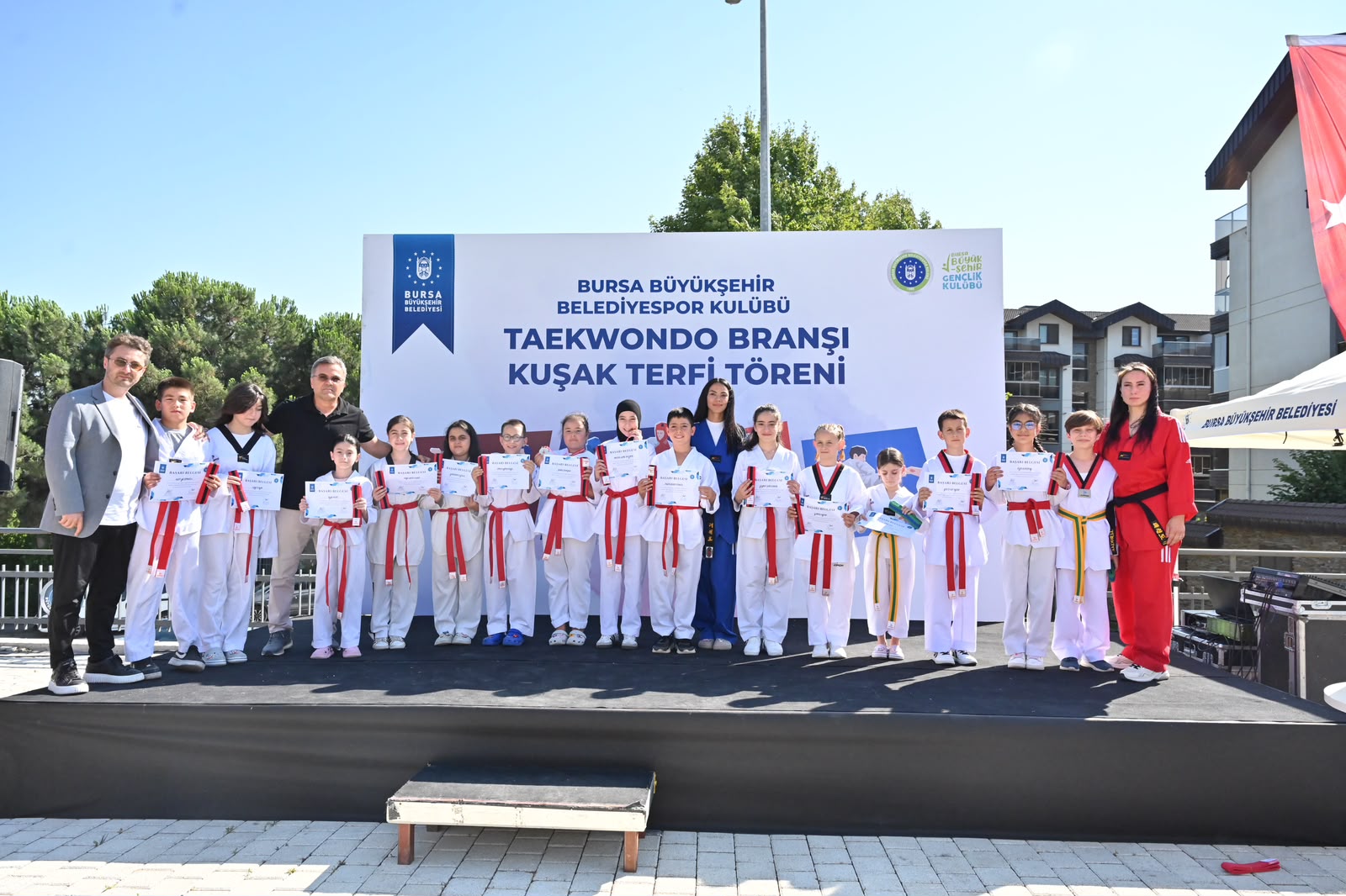 Bursa'da Taekwondo Sporcuları Kuşak Terfi Heyecanı Yaşadı 4 Bursa'da Taekwondo Sporcuları Kuşak Terfi Heyecanı Yaşadı