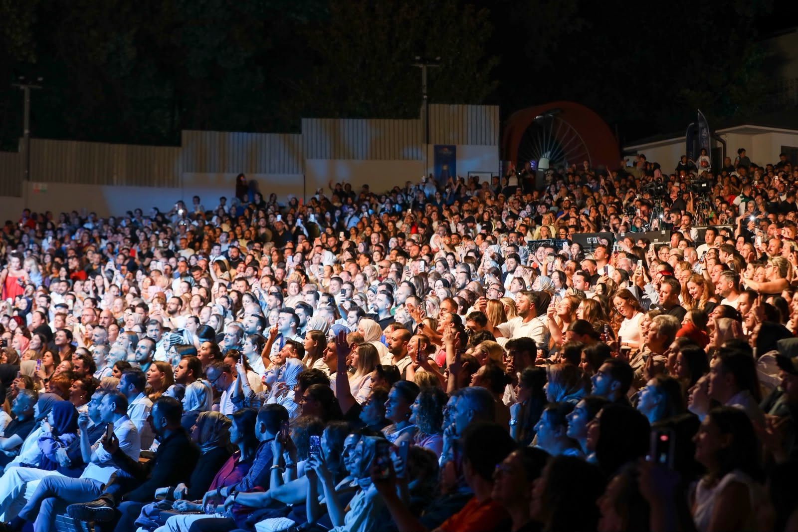 Derya Bedavacı, Kültürpark Açıkhava’da Unutulmaz Bir Konser Verdi