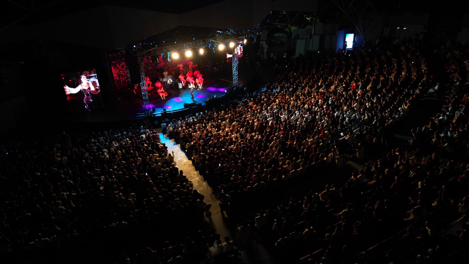 Derya Bedavacı, Kültürpark Açıkhava’da Unutulmaz Bir Konser Verdi