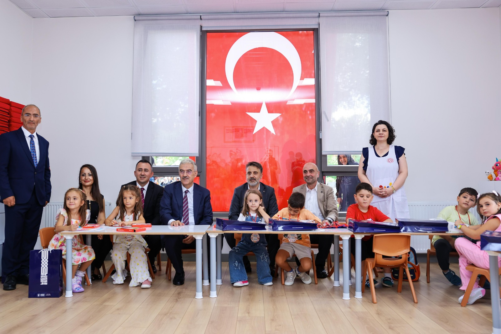 Başkan Vekili Biba, öğrencilerin ilk ders heyecanına ortak oldu