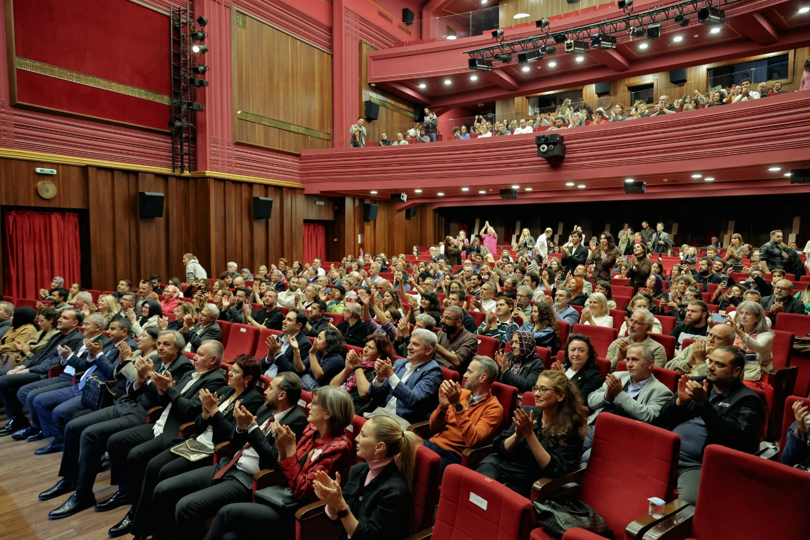 Bursa Şehir Tiyatrosu’nun 20. yılına görkemli prömiyer