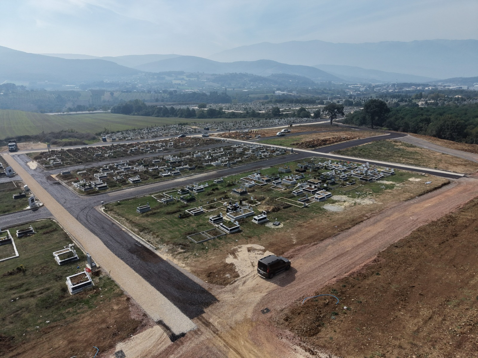 Büyükşehir, Erdoğanköy Kent Mezarlığı'nın yollarını yeniledi