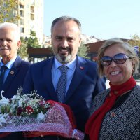 Gemlik meydanı nakış gibi işlendi  