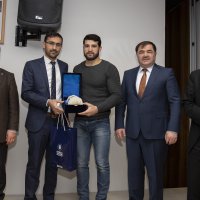 Son şampiyon gençlerle buluştu 