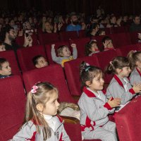 Karnesini alan tiyatroya koştu 