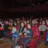 Karnesini alan tiyatroya koştu 