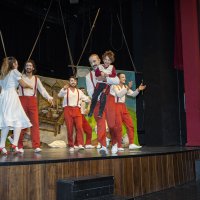 Karnesini alan tiyatroya koştu 