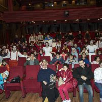 Karnesini alan tiyatroya koştu 