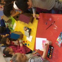 Koca yürekli minik eller 